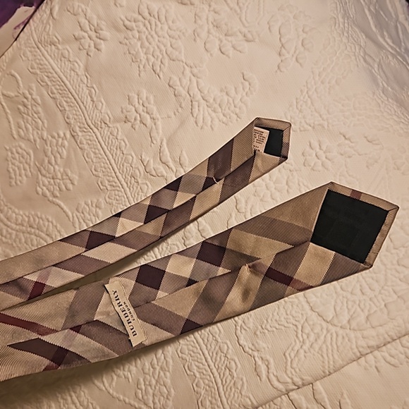 Burberry Ties - Picture 5 of 6